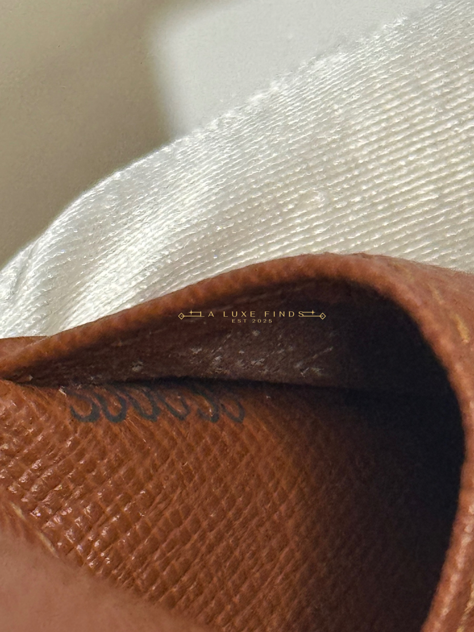 LOUIS VUITTON Bi-fold Monogram Monnaie Wallet