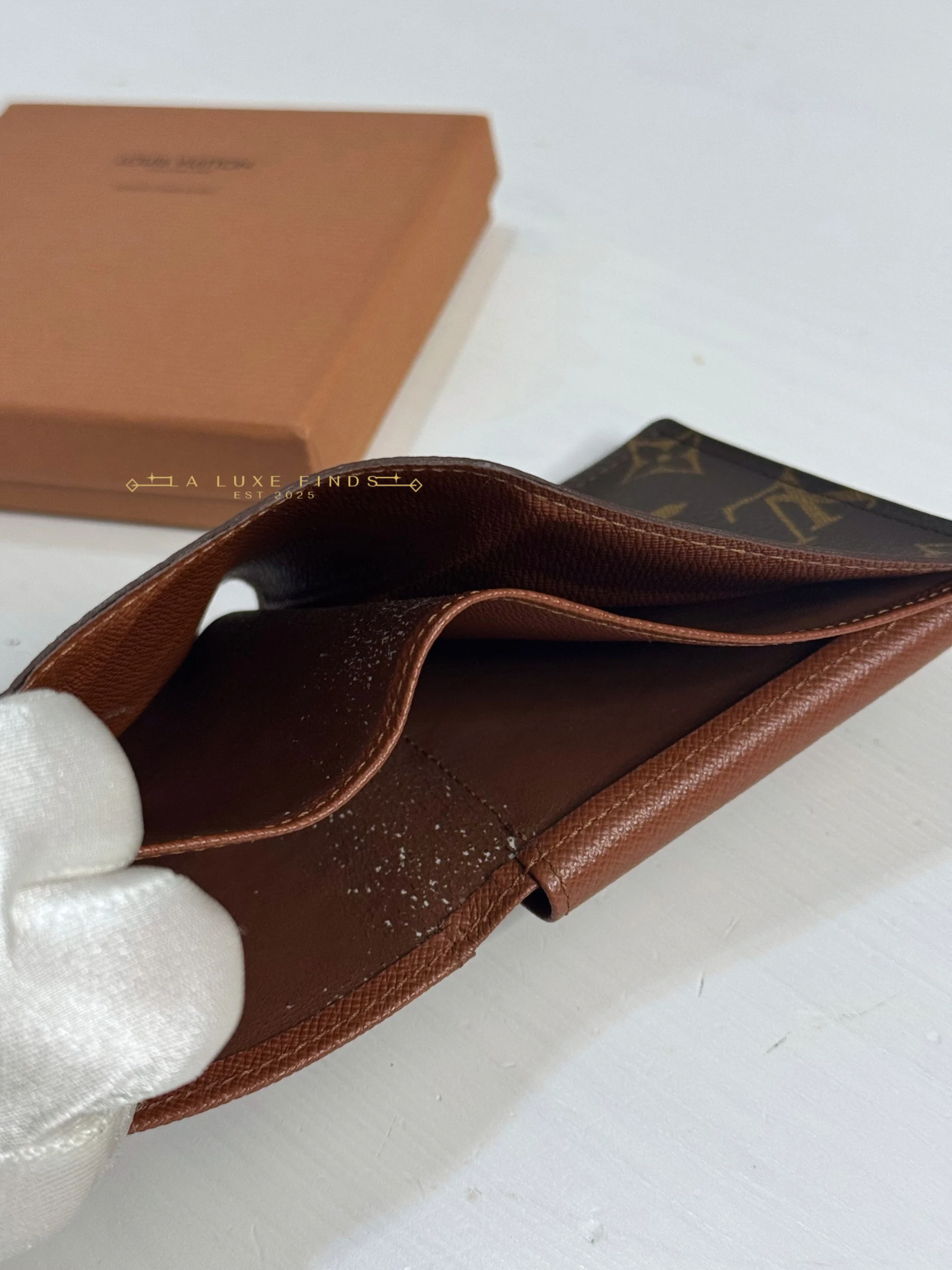 LOUIS VUITTON Bi-fold Monogram Monnaie Wallet