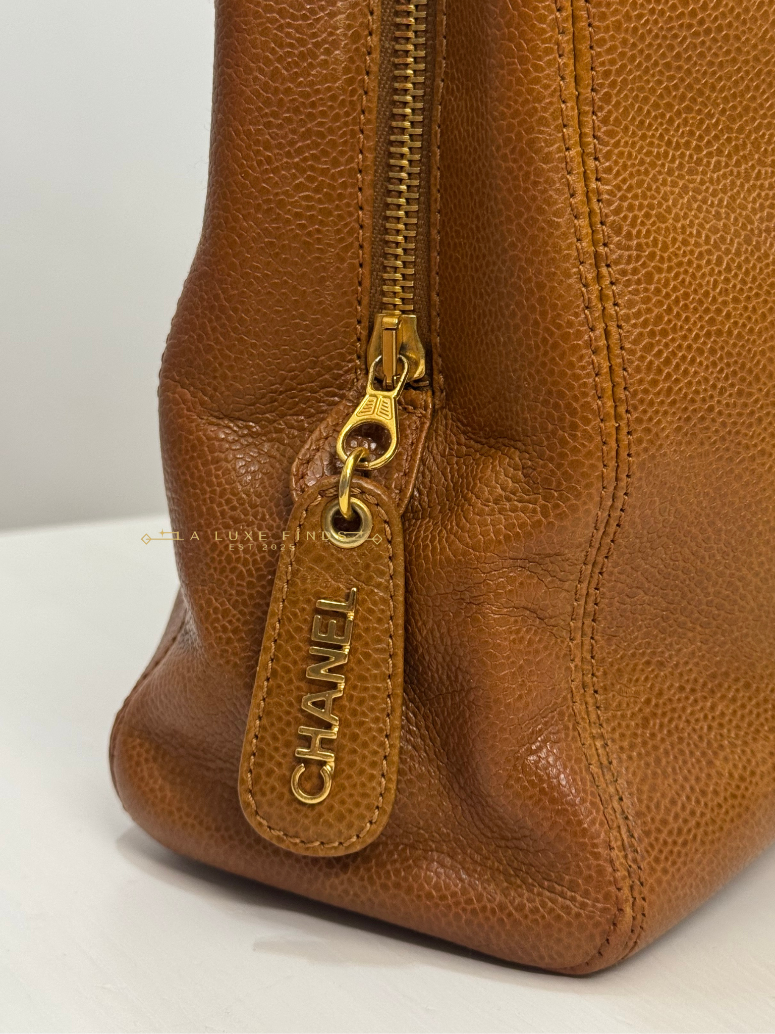 CHANEL 1997 Logo Chain Caviar Shoulder Bag