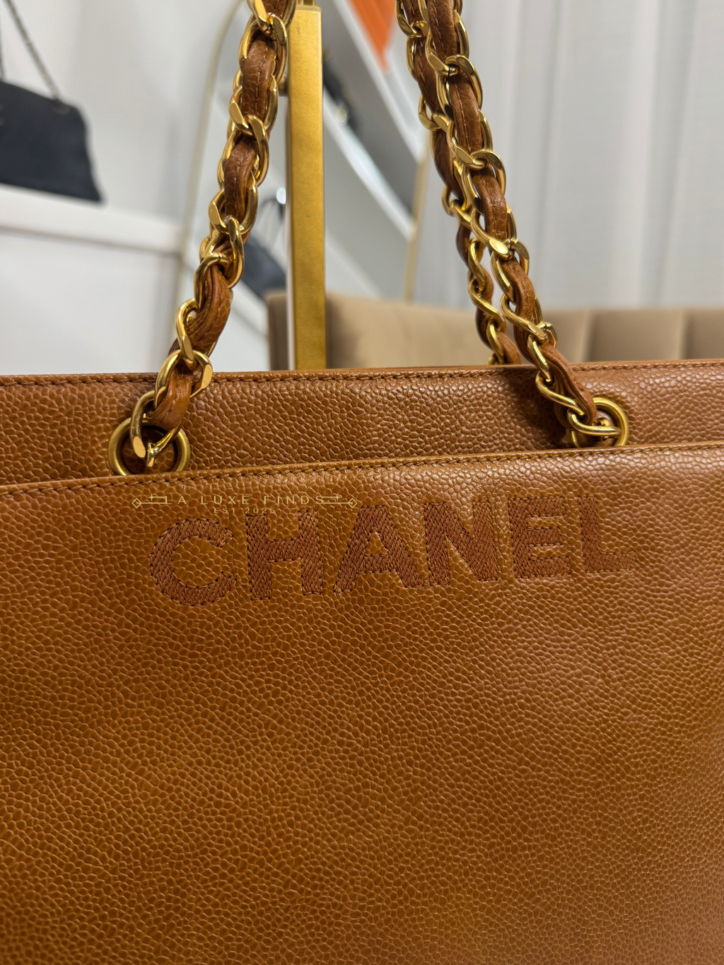 CHANEL 1997 Logo Chain Caviar Shoulder Bag