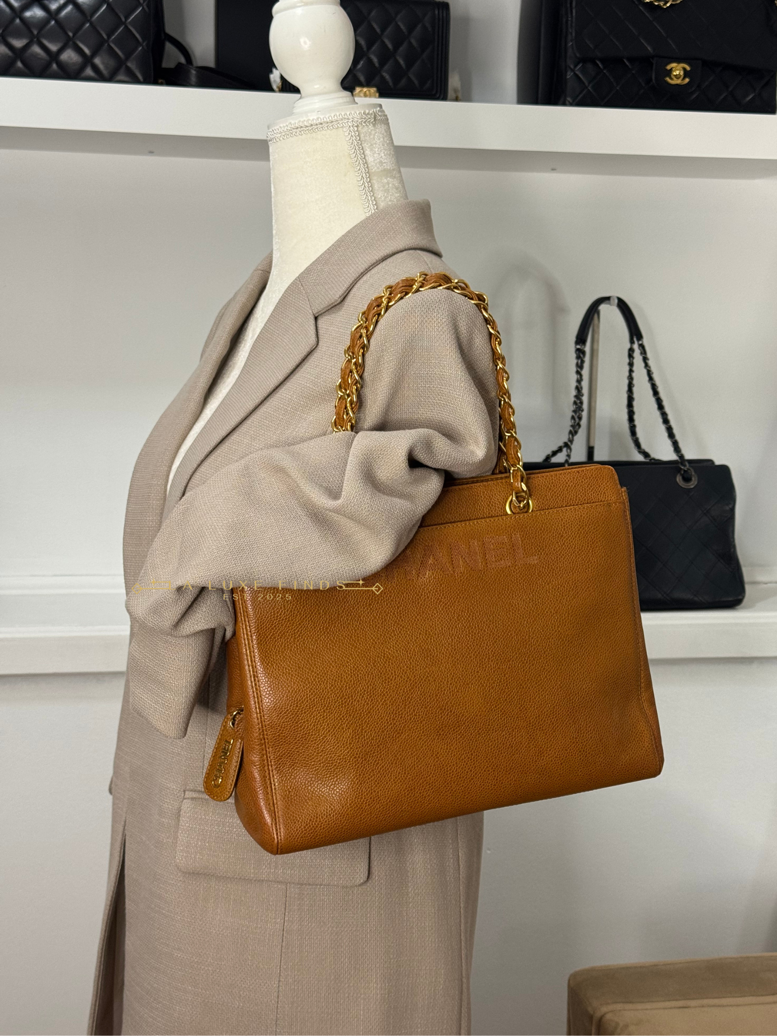 CHANEL 1997 Logo Chain Caviar Shoulder Bag