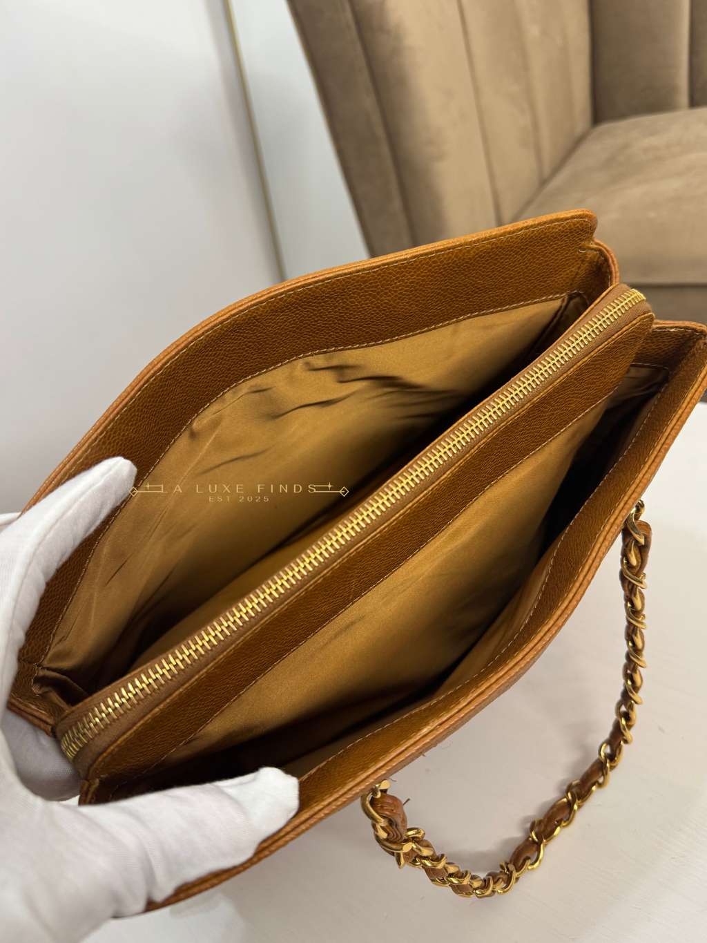 CHANEL 1997 Logo Chain Caviar Shoulder Bag
