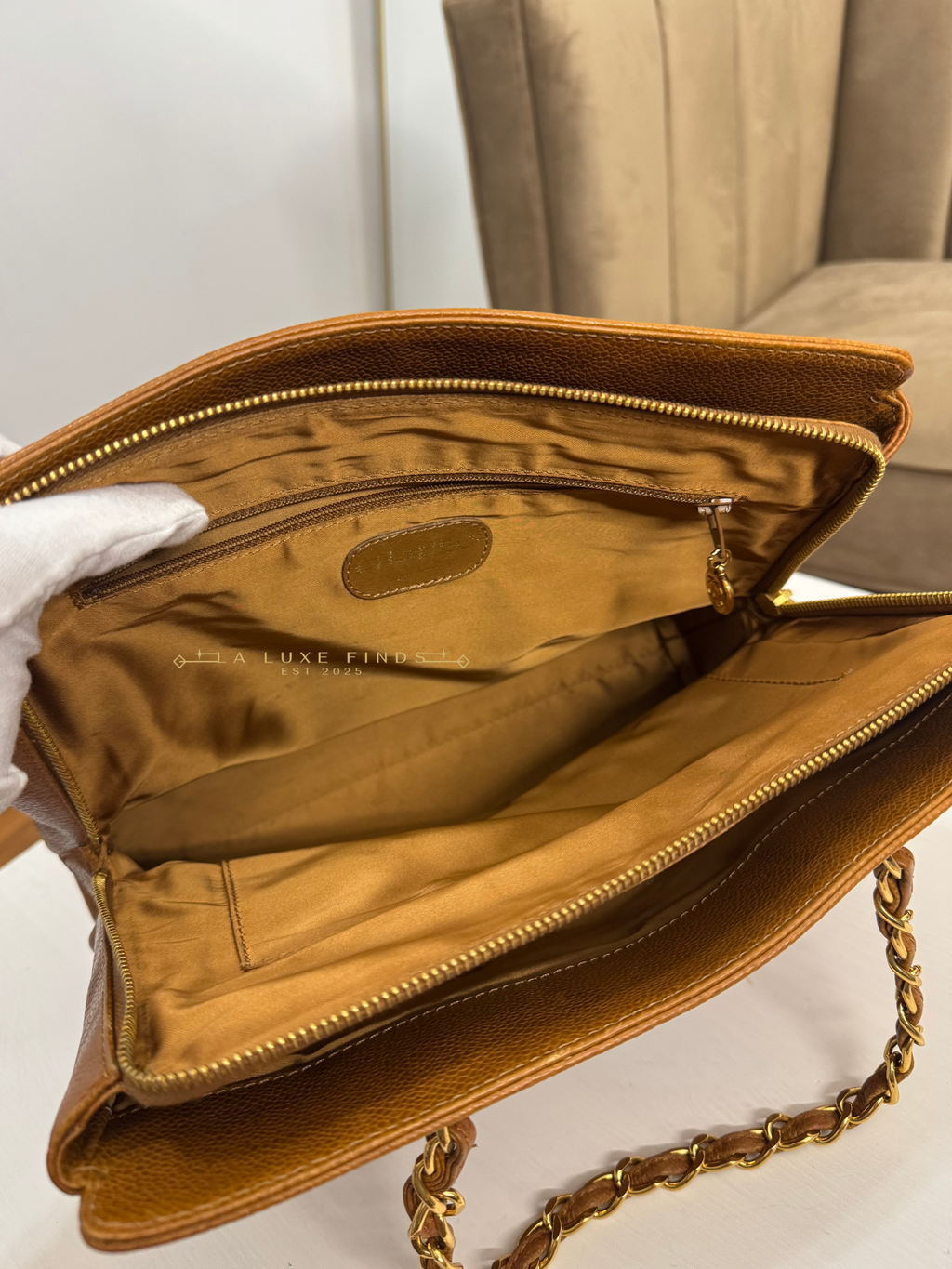 CHANEL 1997 Logo Chain Caviar Shoulder Bag