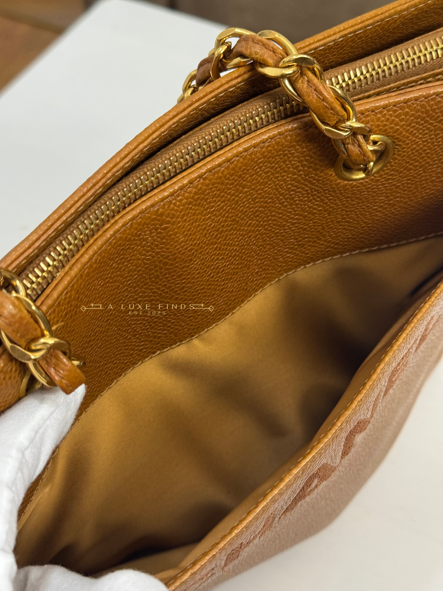 CHANEL 1997 Logo Chain Caviar Shoulder Bag