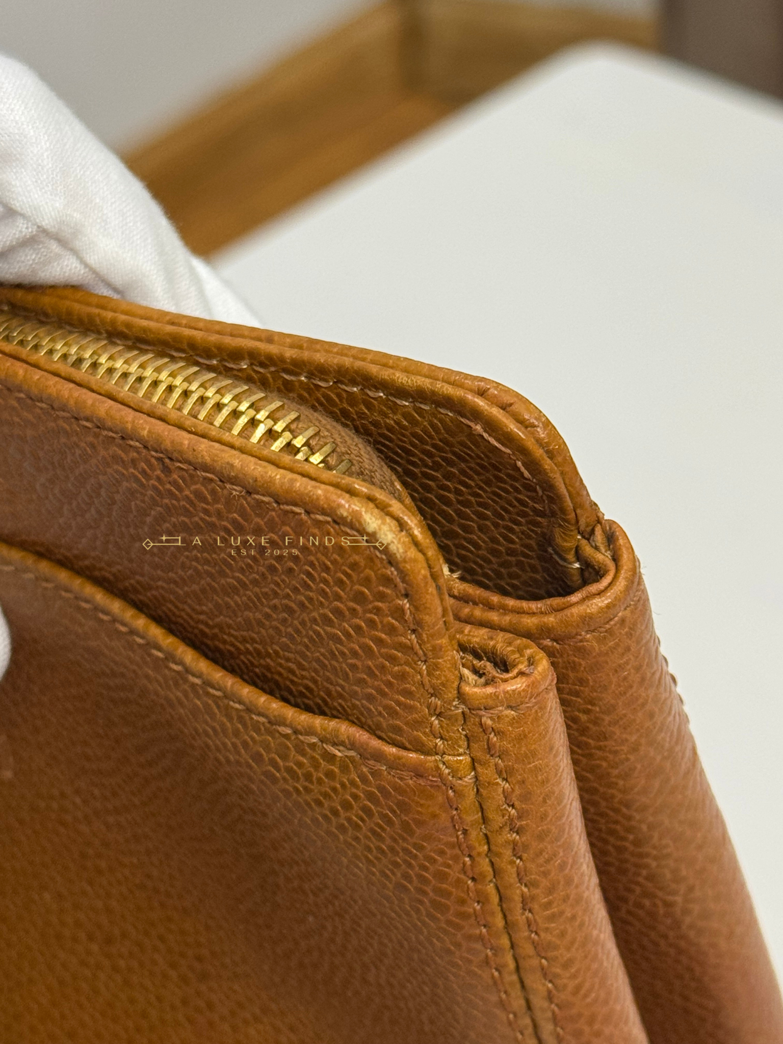 CHANEL 1997 Logo Chain Caviar Shoulder Bag