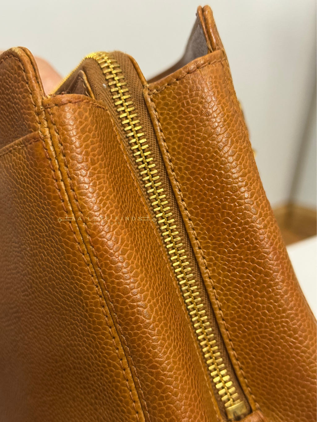 CHANEL 1997 Logo Chain Caviar Shoulder Bag