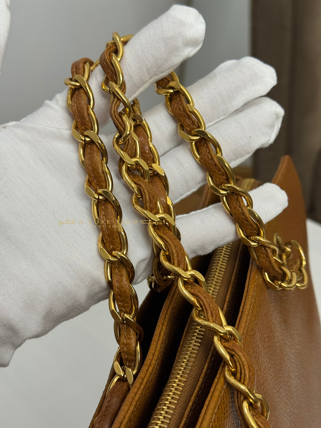 CHANEL 1997 Logo Chain Caviar Shoulder Bag