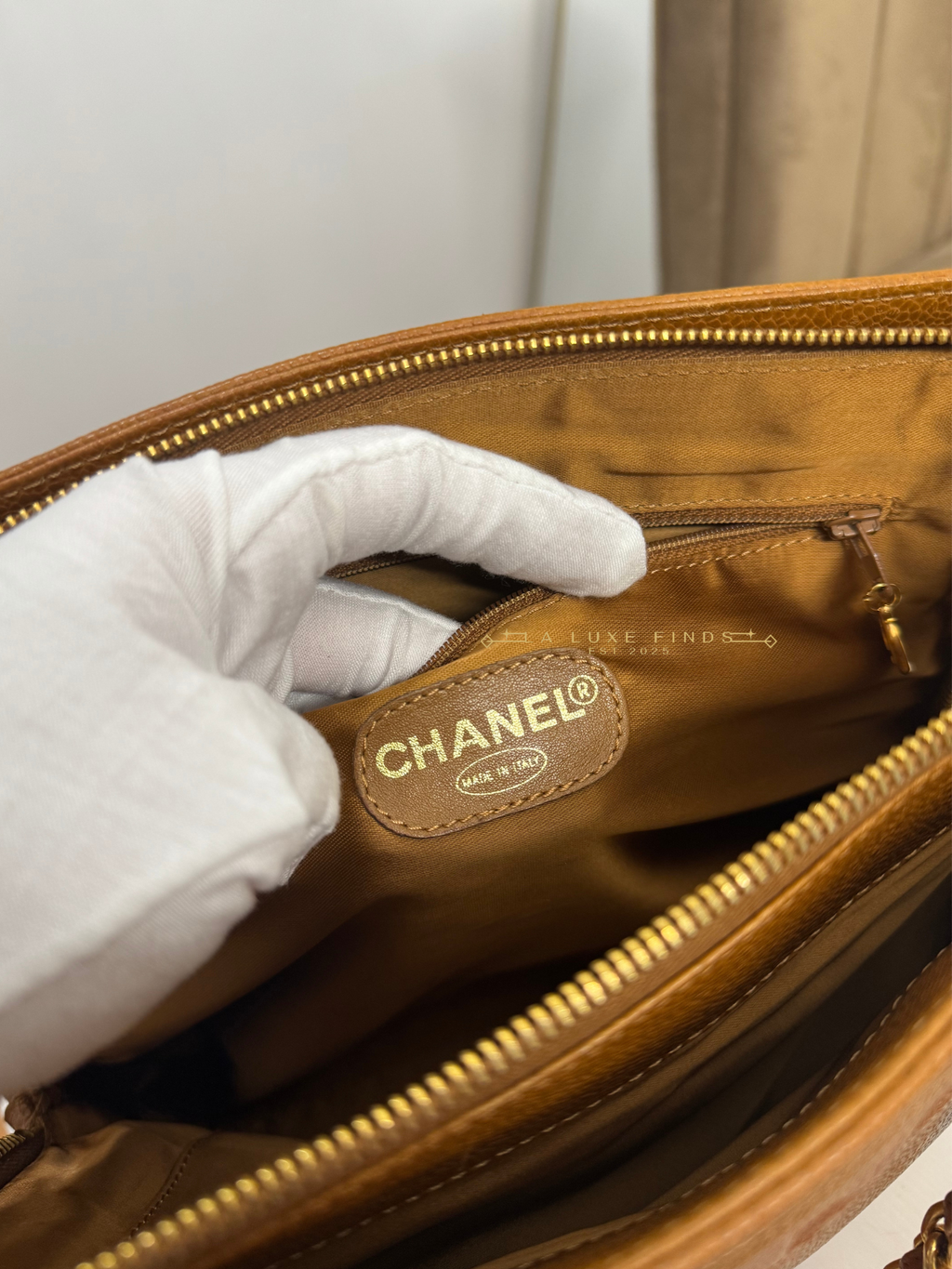 CHANEL 1997 Logo Chain Caviar Shoulder Bag