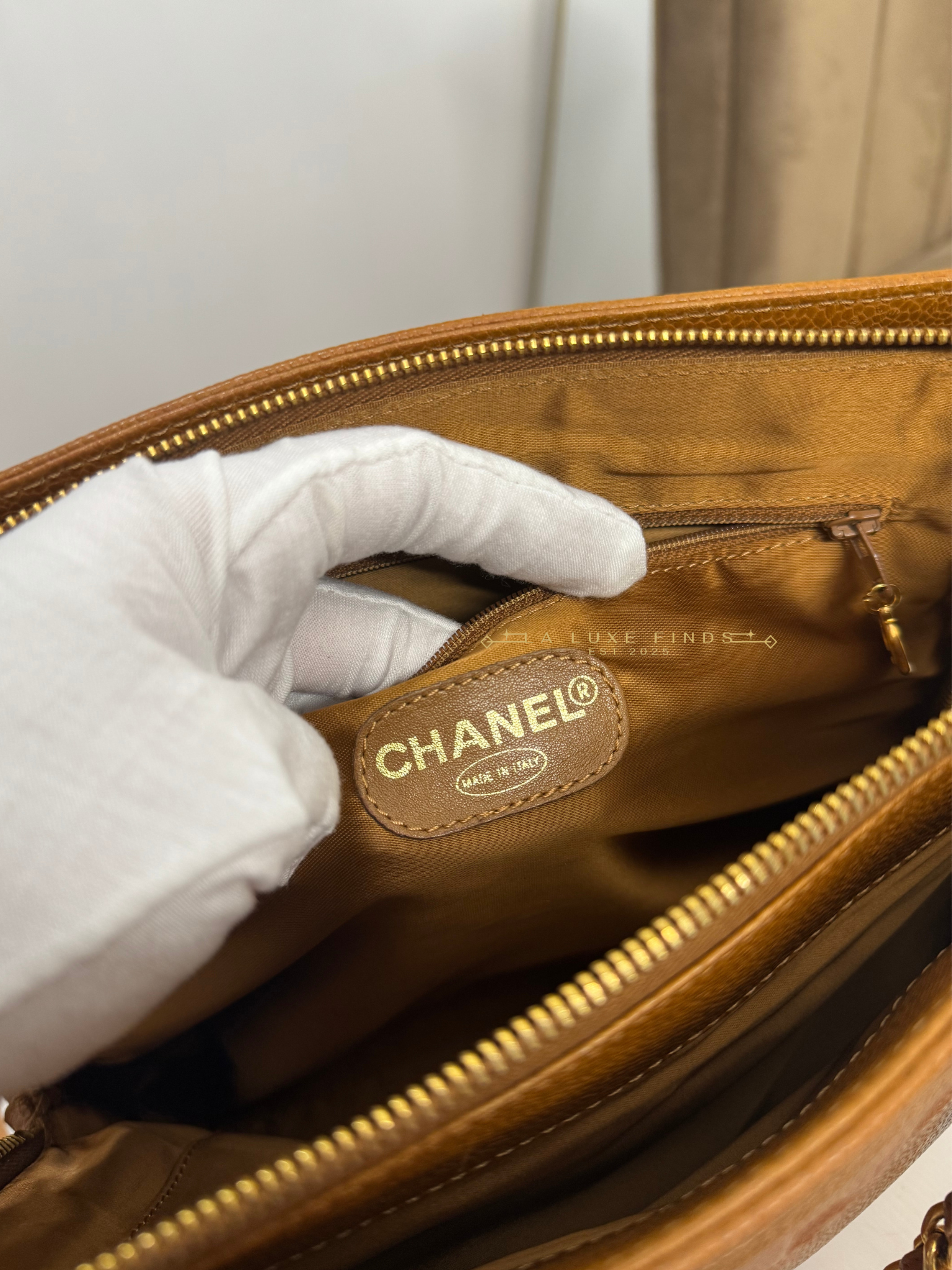 CHANEL 1997 Logo Chain Caviar Shoulder Bag