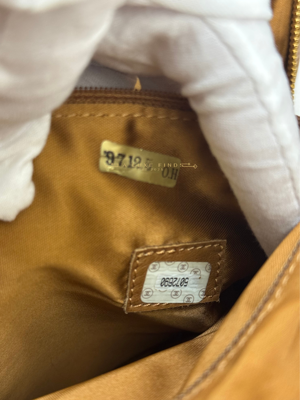 CHANEL 1997 Logo Chain Caviar Shoulder Bag