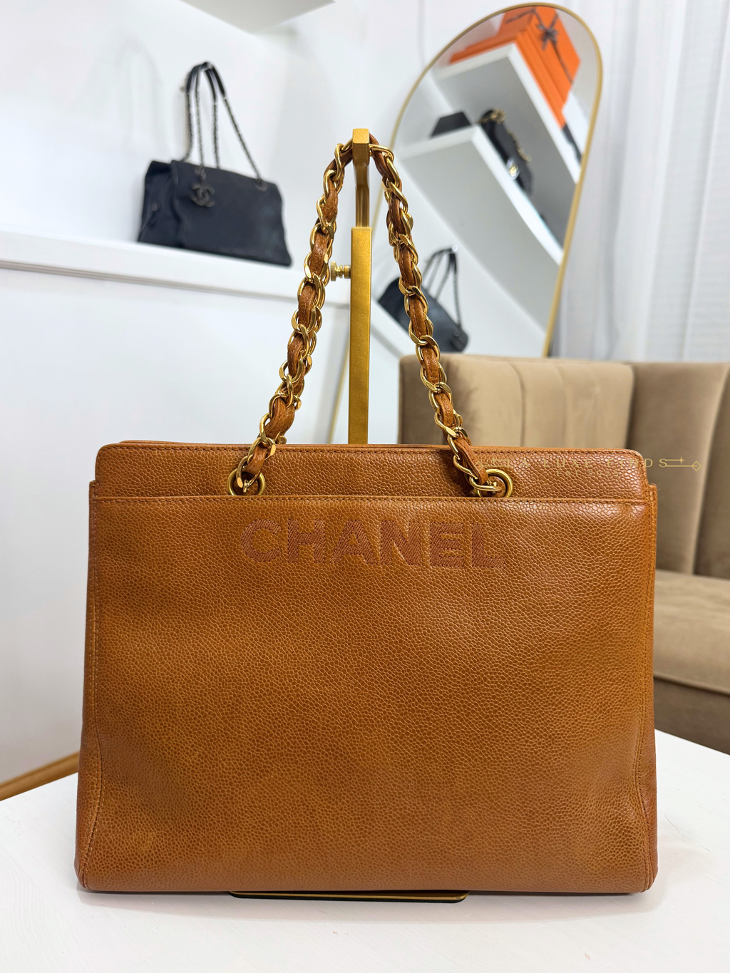 CHANEL 1997 Logo Chain Caviar Shoulder Bag