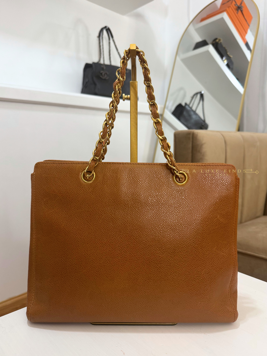 CHANEL 1997 Logo Chain Caviar Shoulder Bag