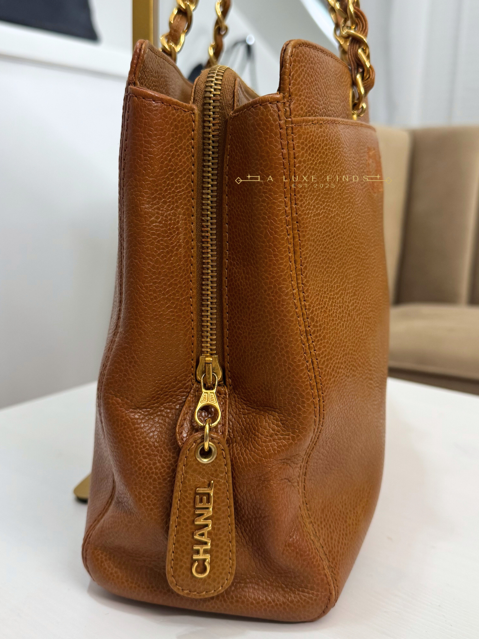 CHANEL 1997 Logo Chain Caviar Shoulder Bag