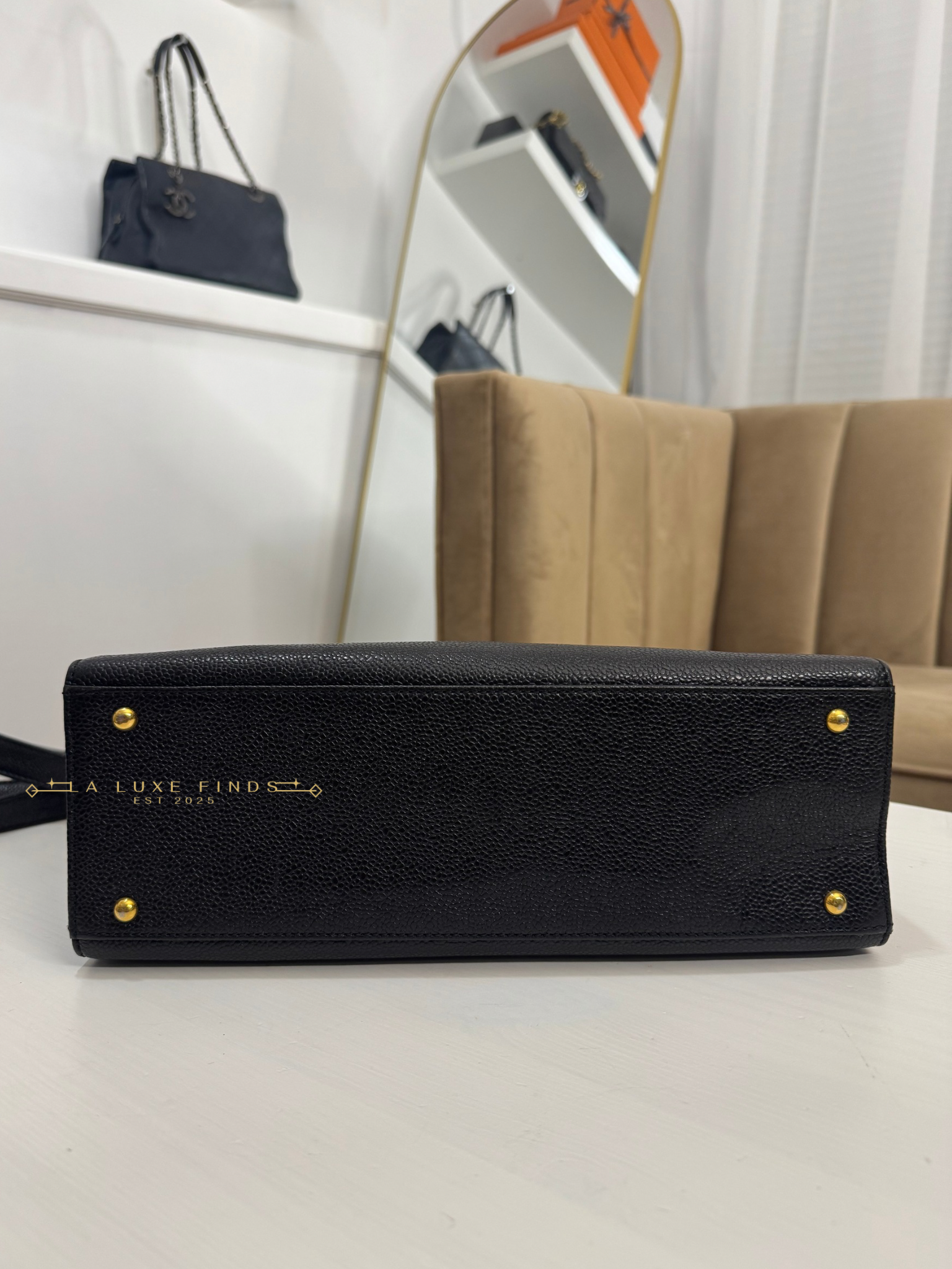 CHANEL 1997 Logo Caviar Shoulder Bag