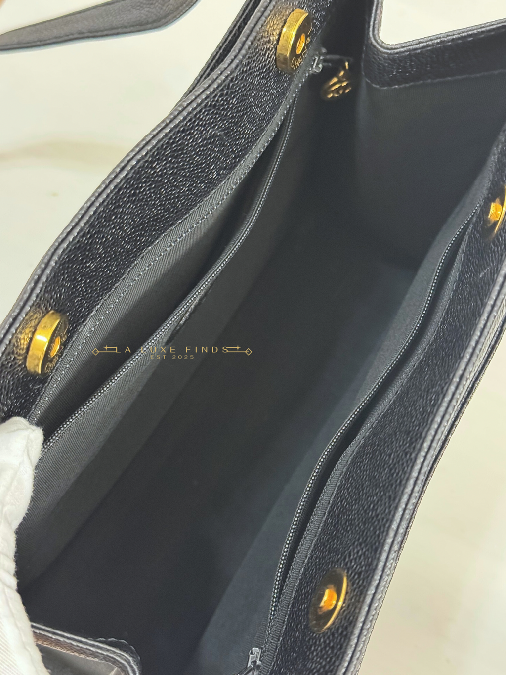 CHANEL 1997 Logo Caviar Shoulder Bag