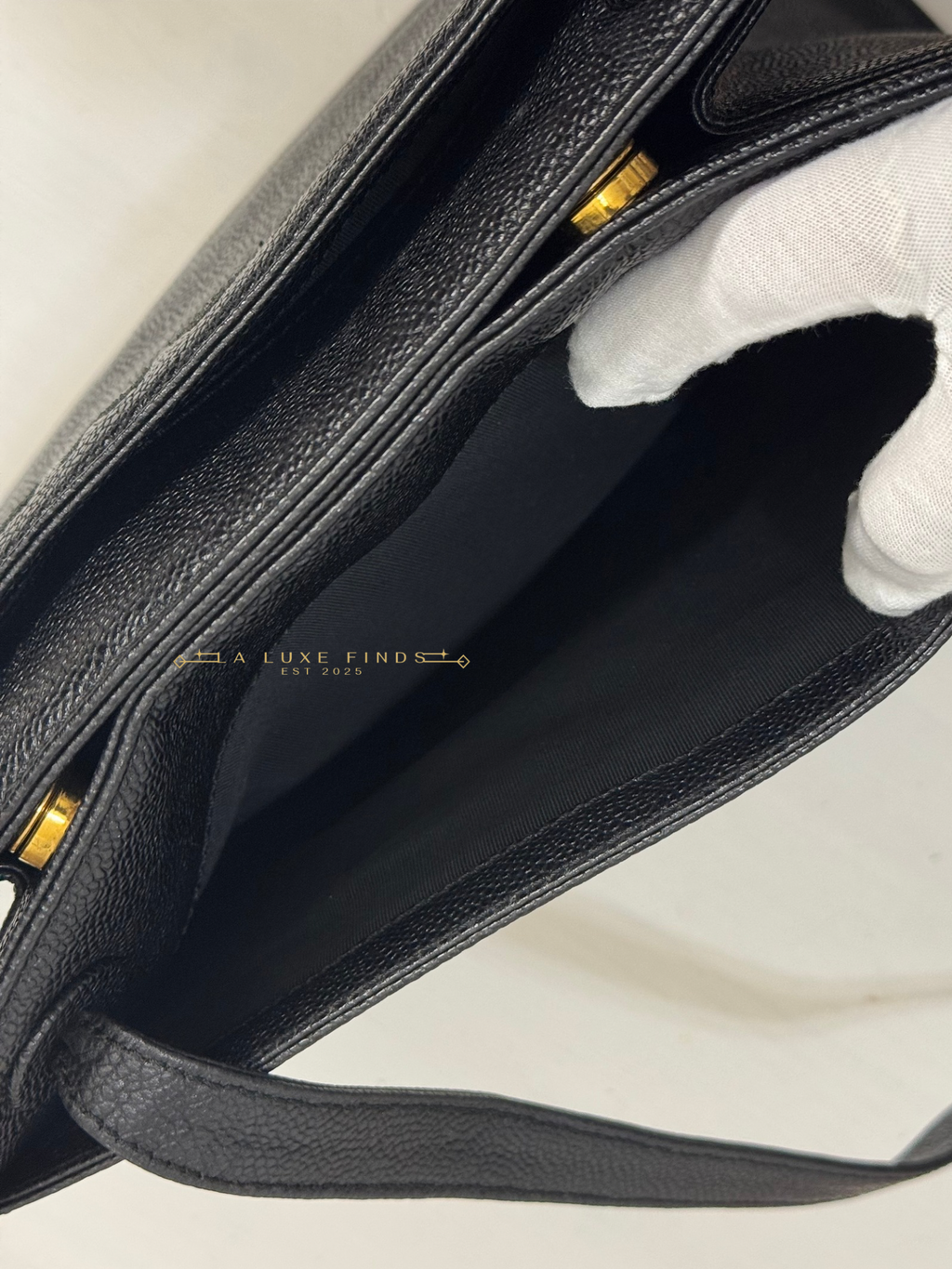 CHANEL 1997 Logo Caviar Shoulder Bag