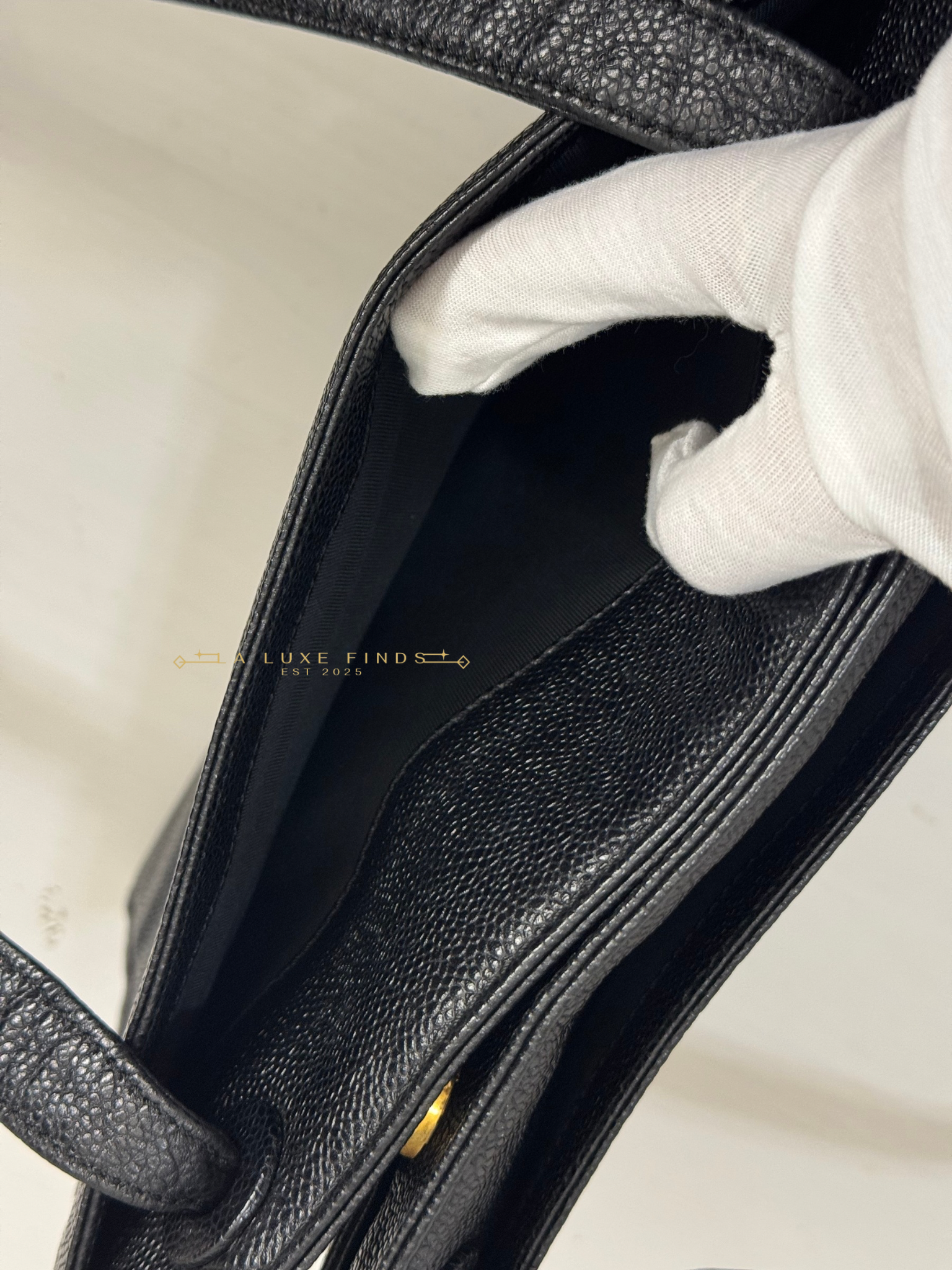 CHANEL 1997 Logo Caviar Shoulder Bag