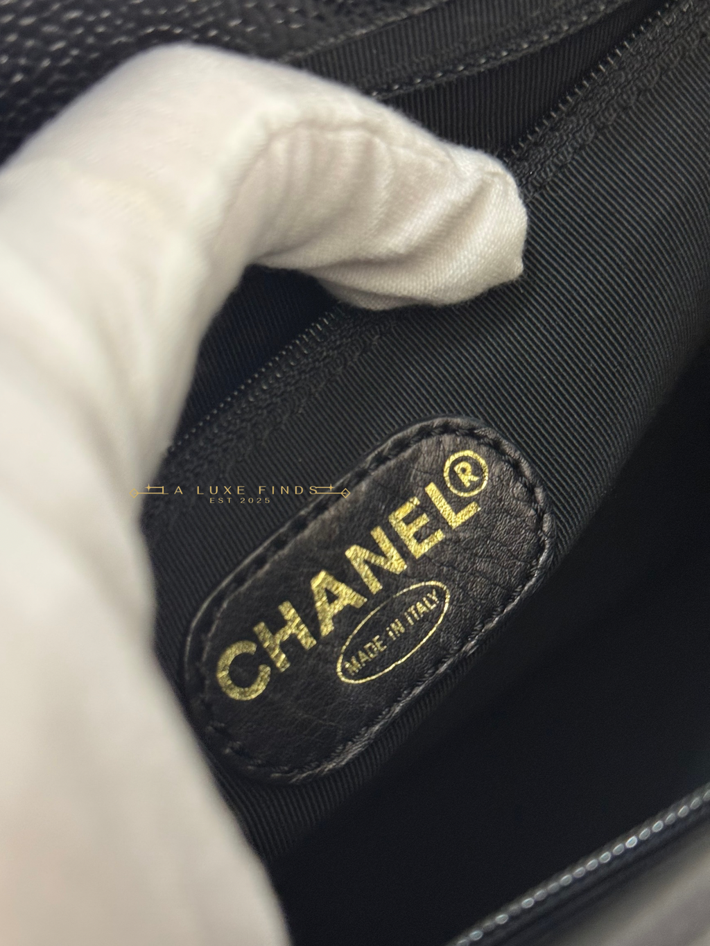 CHANEL 1997 Logo Caviar Shoulder Bag