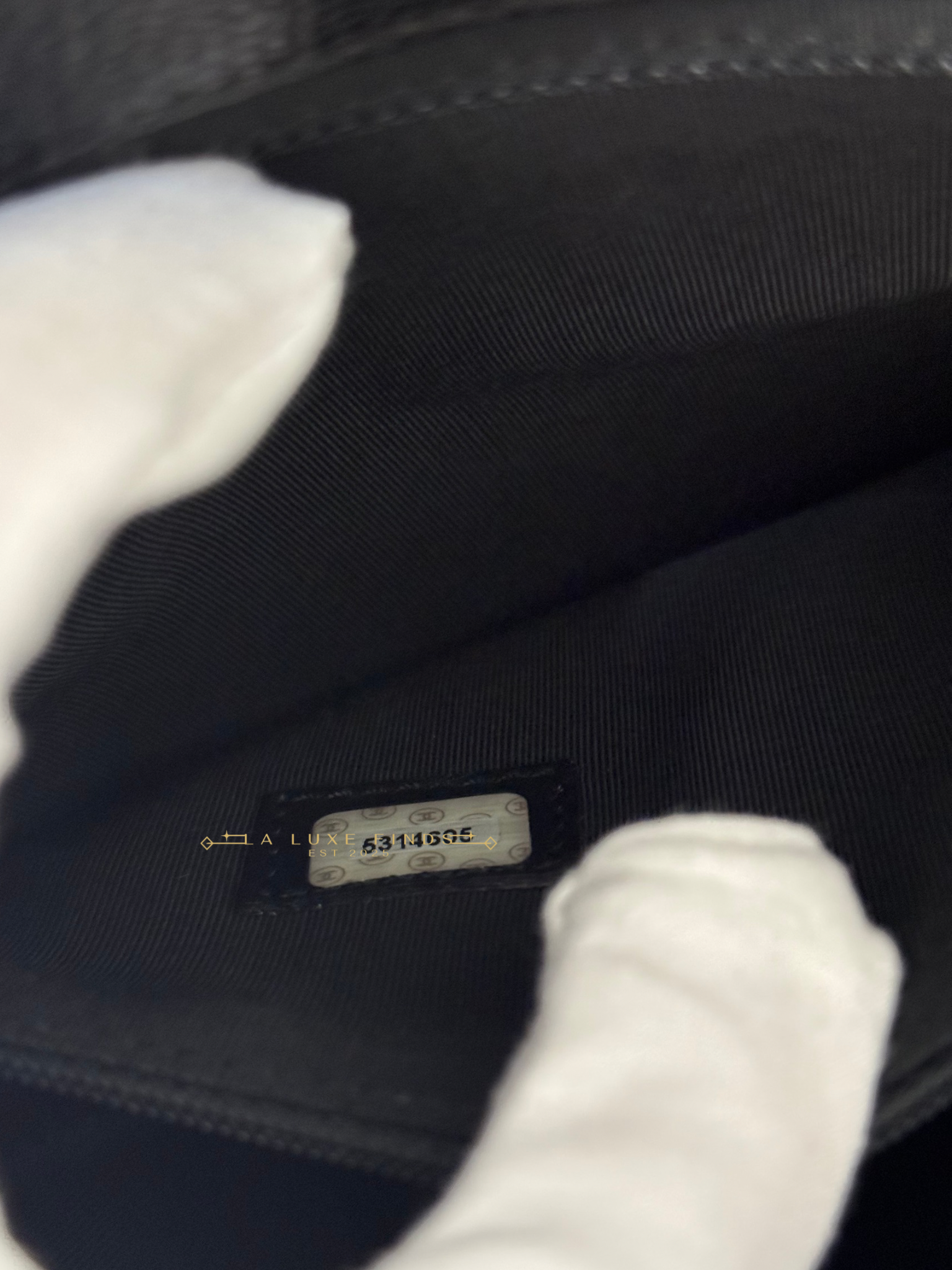 CHANEL 1997 Logo Caviar Shoulder Bag