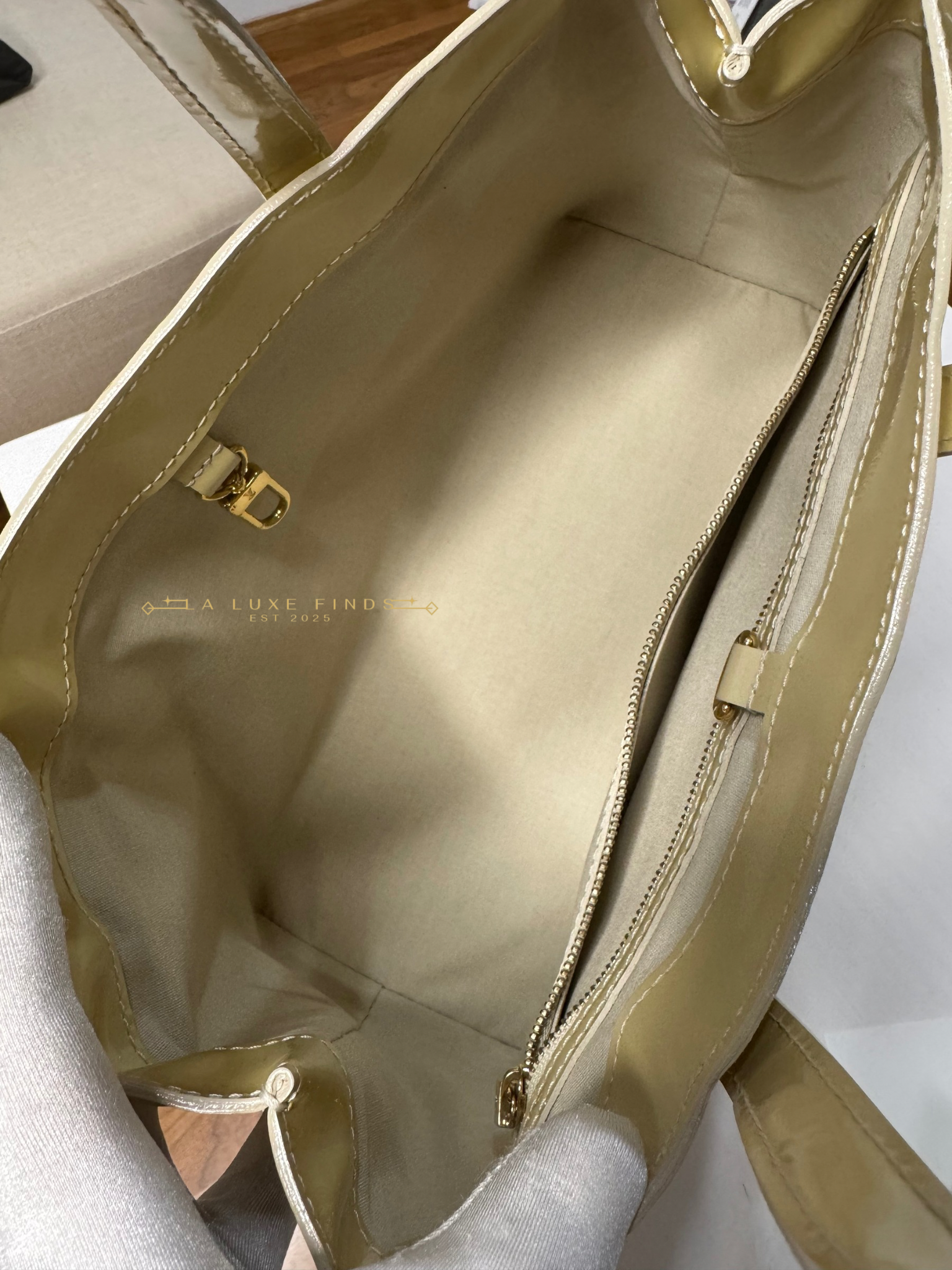 LOUIS VUITTON Vernis Wilshire PM