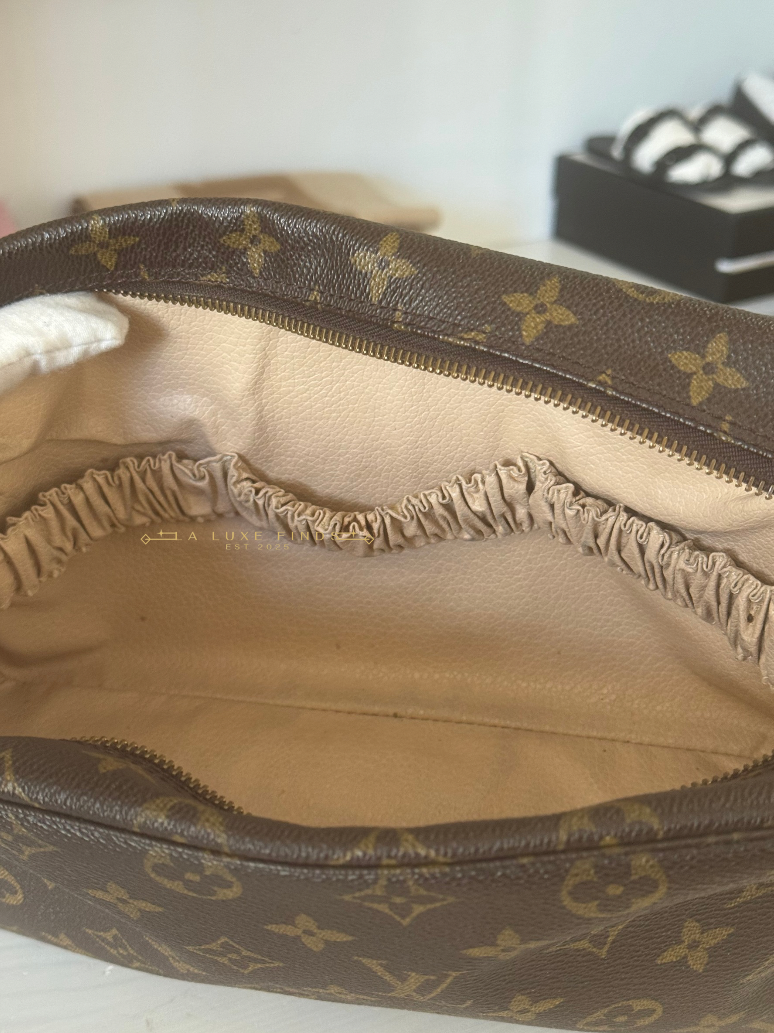 LOUIS VUITTON 1988 Monogram Trousse Toilette 28