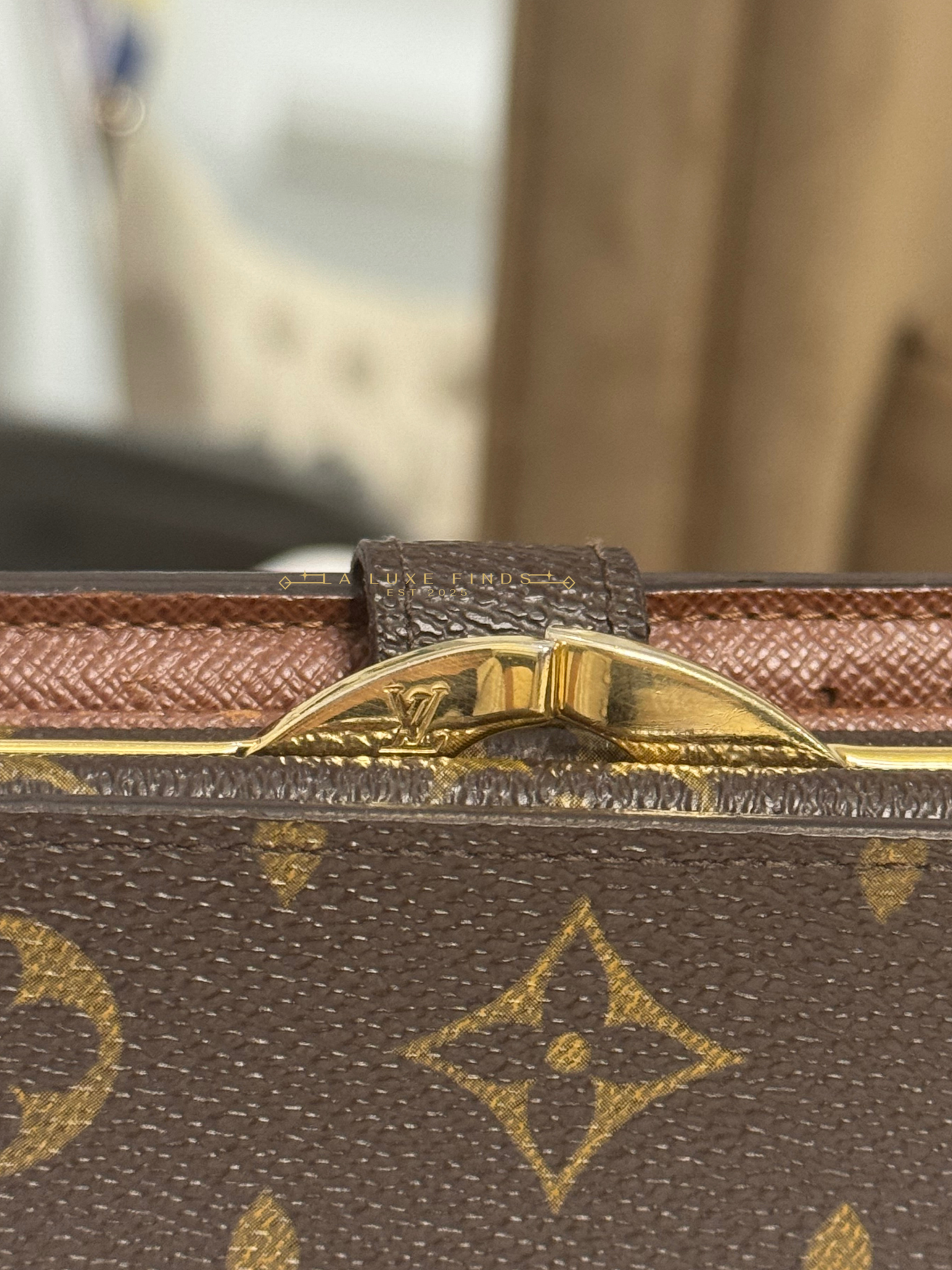 LOUIS VUITTON Monogram Kisslock Wallet