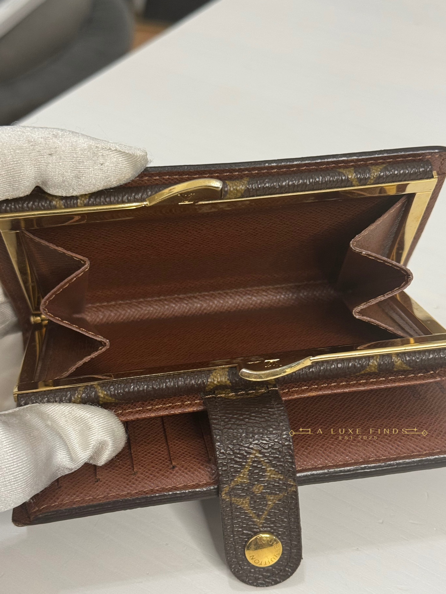 LOUIS VUITTON Monogram Kisslock Wallet