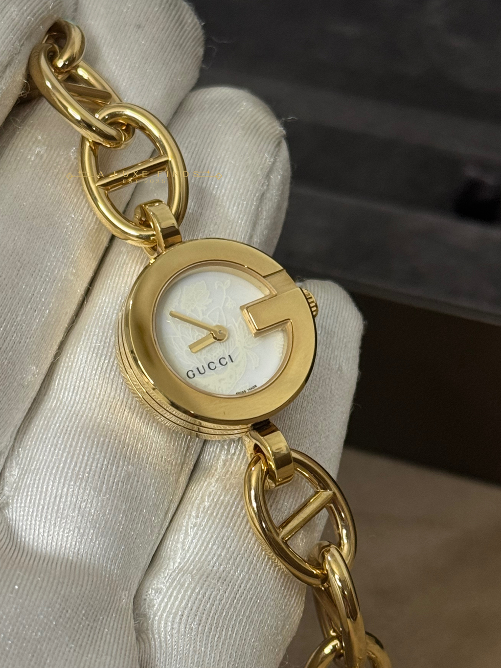 GUCCI 107G Mother of Pearl Gold Plated Watch