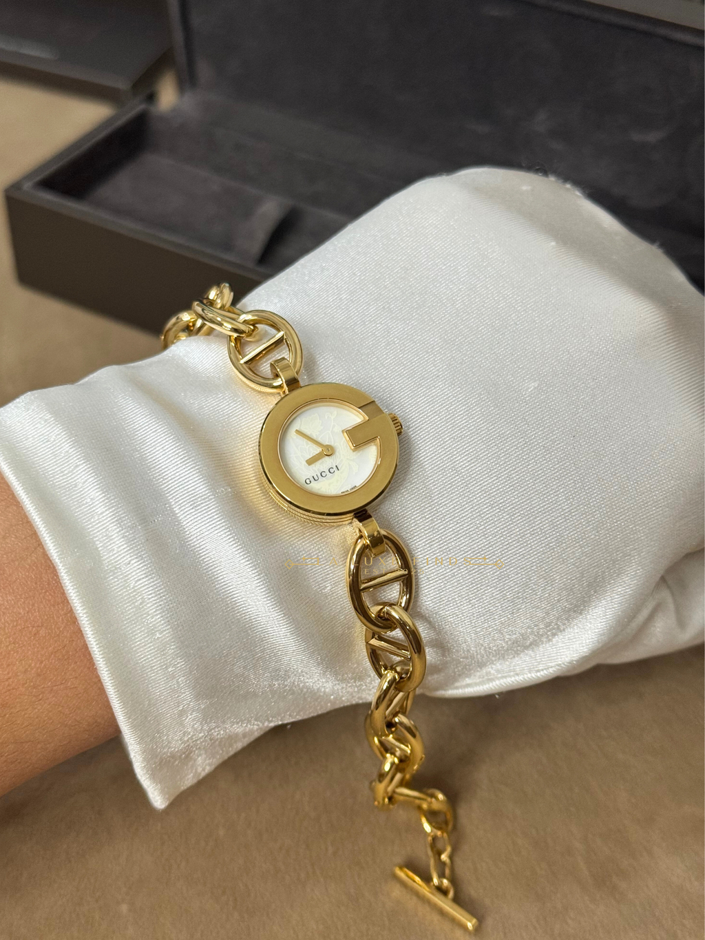 GUCCI 107G Mother of Pearl Gold Plated Watch