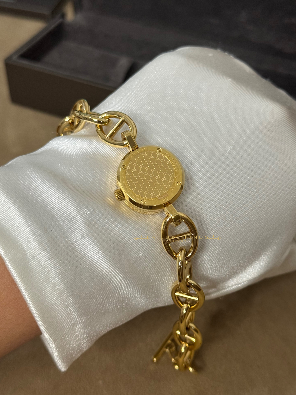 GUCCI 107G Mother of Pearl Gold Plated Watch