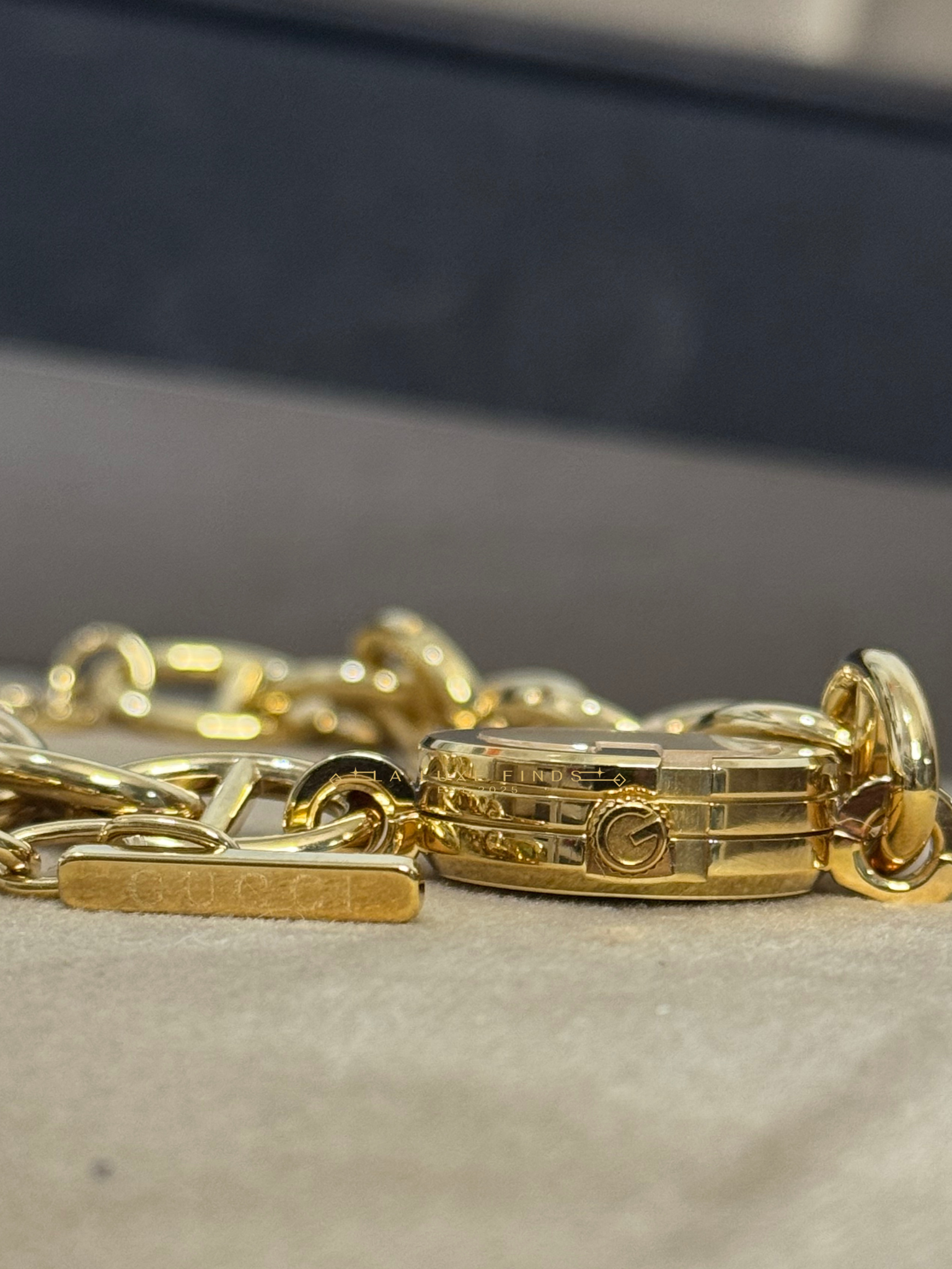 GUCCI 107G Mother of Pearl Gold Plated Watch